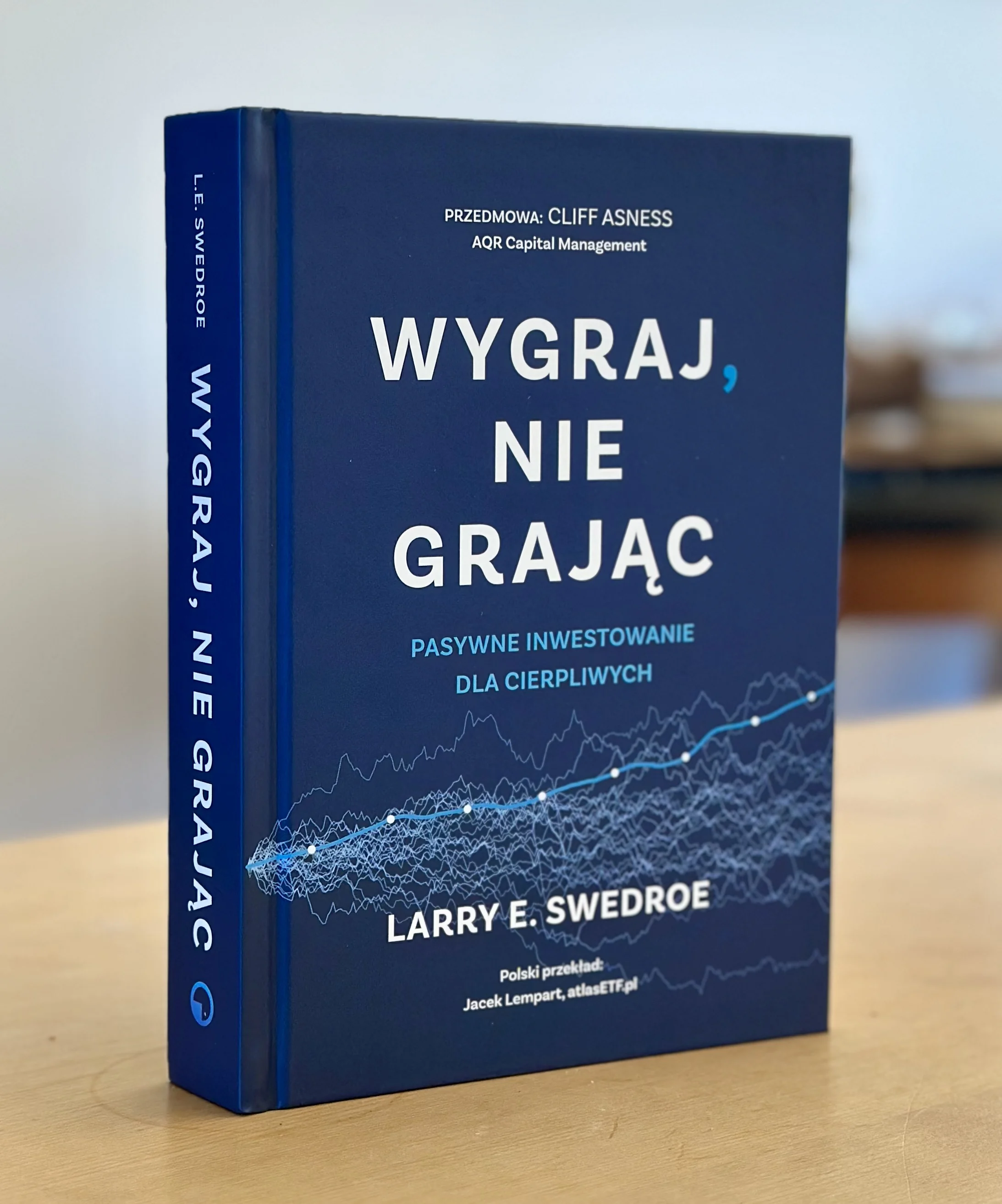 Książka „Wygraj, nie grając” Larry'ego E. Swedroego w twardej oprawie, polski przekład: Jacek Lempart, atlasETF